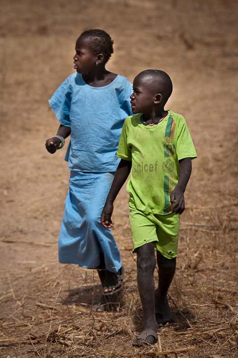  Dzieci wioski Senegal Nikon D300 AF-S Nikkor 70-200mm f/2.8G Budapeszt Bamako 0 ludzie dziecko Zielony zabawa chłopak męski grać człowiek dziewczyna uśmiech
