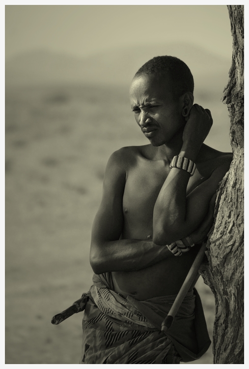  Samburu Ludzie ludzie Nikon D200 AF-S Micro-Nikkor 105mm f/2.8G IF-ED Kenia 0 fotografia osoba człowiek czarny i biały męski na stojąco fotografia monochromatyczna mięsień