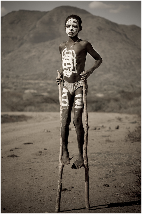  szczudłach Ludzie Nikon D300 AF-S Micro Nikkor 60mm f/2.8G Etiopia 0 czarny i biały na stojąco człowiek fotografia monochromatyczna monochromia piasek dziewczyna Dzieła wizualne