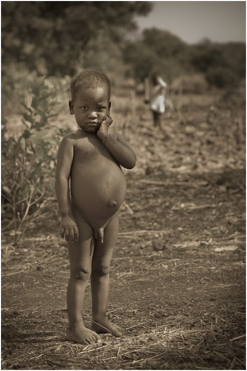  Chłopiec Bassari Ludzie Nikon D200 AF-S Micro Nikkor 60mm f/2.8G Senegal 0 fotografia osoba na stojąco dziecko dziewczyna czarny i biały migawka oko gleba