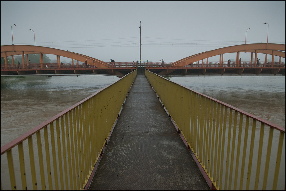 Mosty Trzebnickie Powódź 0 Wrocław Nikon D200 AF-S Zoom-Nikkor 17-55mm f/2.8G IF-ED most woda naprawiony link arteria wodna niebo odbicie ranek rzeka most dźwigarowy wieczór
