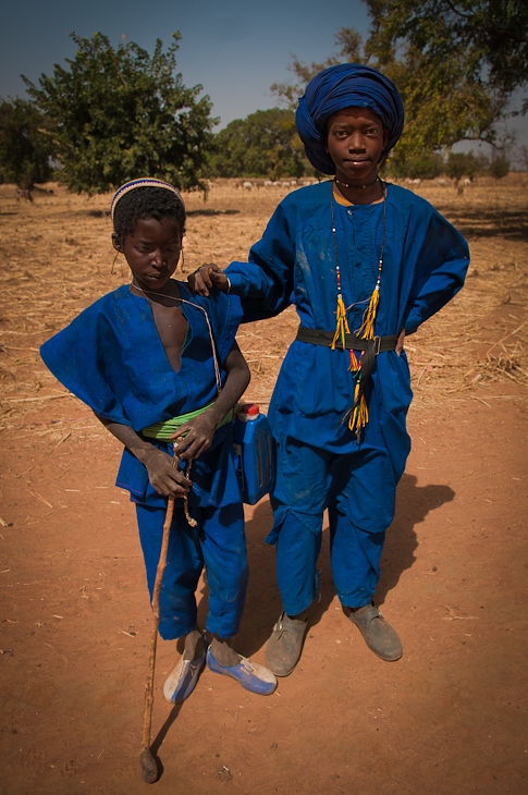  Chłopcy Mali Nikon D300 AF-S Zoom-Nikkor 17-55mm f/2.8G IF-ED Budapeszt Bamako 0 ludzie niebieski osoba męski zabawa dziecko plemię człowiek świątynia dziewczyna