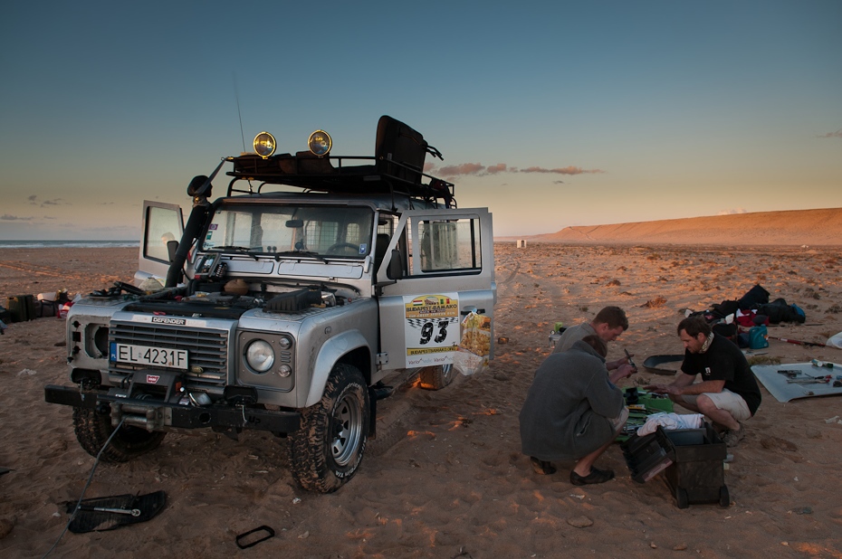  Plażowy mechanik Maroko Nikon D300 AF-S Zoom-Nikkor 17-55mm f/2.8G IF-ED Budapeszt Bamako 0 samochód pojazd poza trasami pojazd silnikowy pustynia eoliczny krajobraz Pojazd terenowy krajobraz piasek niebo