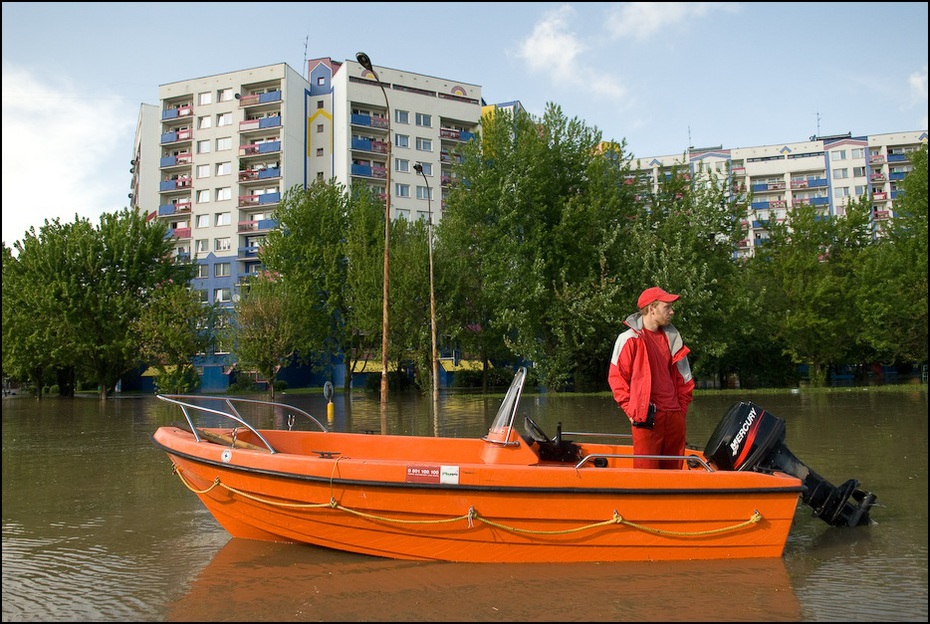  Straż wodna Powódź 0 Wrocław Nikon D200 AF-S Zoom-Nikkor 17-55mm f/2.8G IF-ED arteria wodna woda transport wodny łódź żeglarstwo wioślarstwo na wodzie odbicie jednostki pływające drzewo pojazd