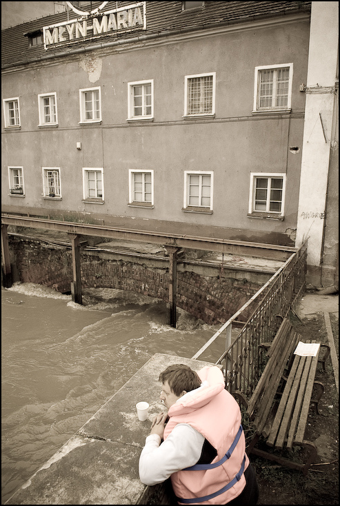  Czekając zagrożenie Powódź 0 Wrocław Nikon D200 AF-S Zoom-Nikkor 17-55mm f/2.8G IF-ED fotografia dziewczyna czarny i biały dom okno budynek