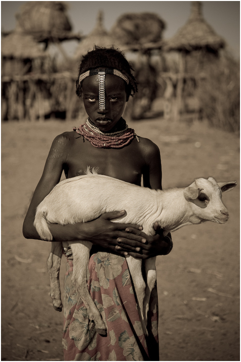  Dassanech Ludzie Nikon D300 AF-S Micro Nikkor 60mm f/2.8G Etiopia 0 ludzie czarny i biały człowiek Ludzkie ciało świątynia nakrycie głowy dłoń plemię ludzkie zachowanie dziewczyna
