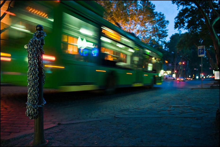  Wieczorny trolejbus Ukraina, Odessa 0 Nikon D300 AF-S Zoom-Nikkor 17-55mm f/2.8G IF-ED noc lekki odbicie obszar miejski wieczór oświetlenie drzewo Miasto obszar Metropolitalny ulica