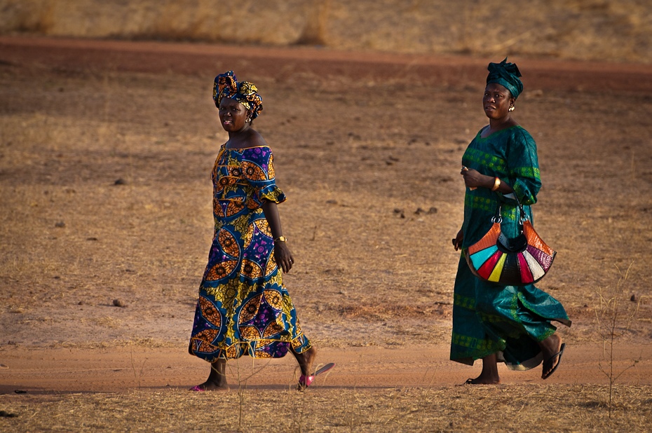  Strojnisie Tambacounda Senegal Nikon D300 AF-S Nikkor 70-200mm f/2.8G Budapeszt Bamako 0 tradycja dziewczyna piasek plemię