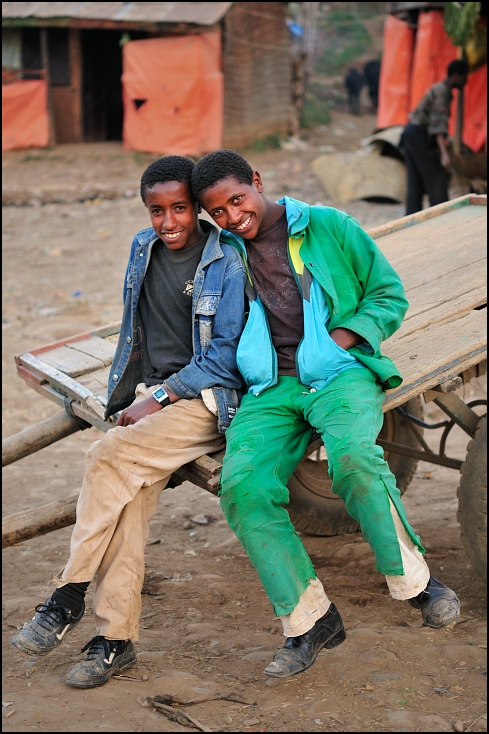  Bracia Ludzie Nikon D300 AF-S Micro Nikkor 60mm f/2.8G Etiopia 0 męski posiedzenie zabawa człowiek świątynia dziewczyna rekreacja ludzkie zachowanie wakacje uśmiech