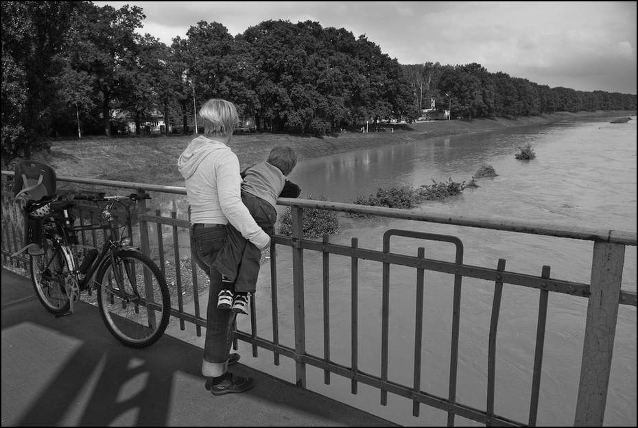  Matka dzieckiem Powódź 0 Wrocław Nikon D200 AF-S Zoom-Nikkor 17-55mm f/2.8G IF-ED woda czarny rower czarny i biały fotografia monochromatyczna rower drogowy fotografia odbicie pas ruchu Droga