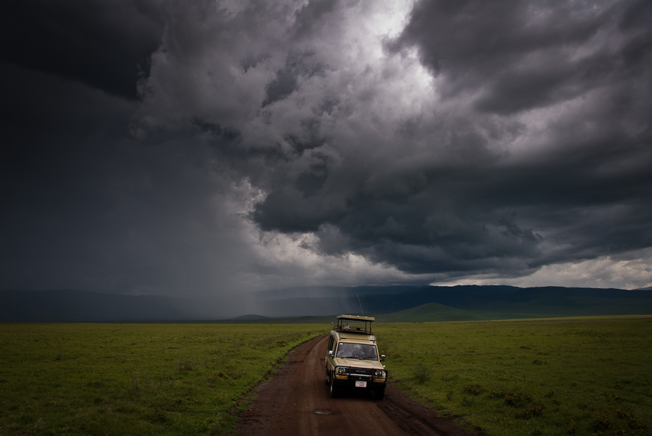  Krater NgoroNgoro Tanzania 0 Nikon D200 AF-S Zoom-Nikkor 17-55mm f/2.8G IF-ED Chmura niebo horyzont ekosystem atmosfera łąka Równina Droga burza pole