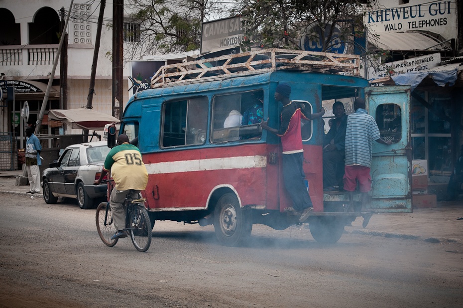  Ruch miejski Saint Louis Senegal Nikon D300 AF-S Nikkor 70-200mm f/2.8G Budapeszt Bamako 0 samochód pojazd silnikowy pojazd transport awangarda rodzaj transportu riksza ulica Droga na zewnątrz samochodu