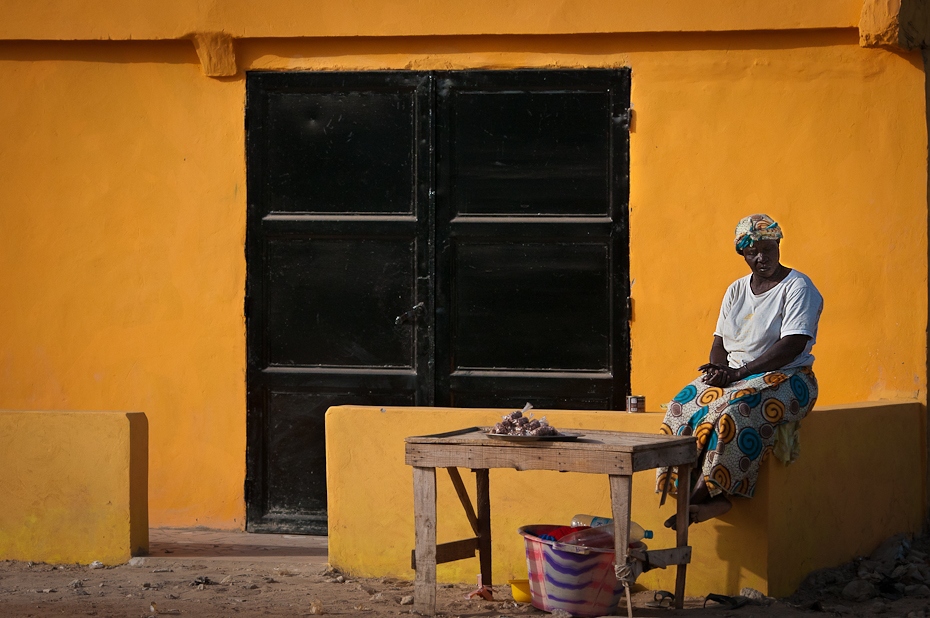  Sprzedawczyni orzeszków Senegal Nikon D300 AF-S Nikkor 70-200mm f/2.8G Budapeszt Bamako 0 żółty Ściana okno drzwi dom