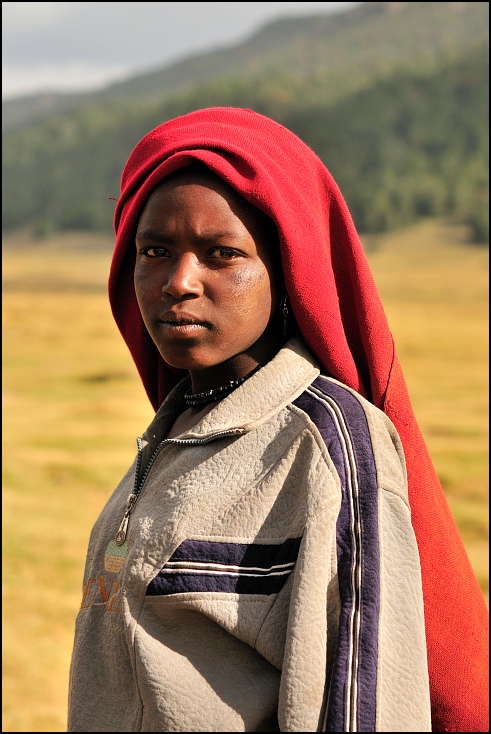  Dziewczynka górach Ludzie Nikon D300 AF-S Micro Nikkor 60mm f/2.8G Etiopia 0 nakrycie głowy dziewczyna człowiek odzież wierzchnia świątynia portret uśmiech zabawa