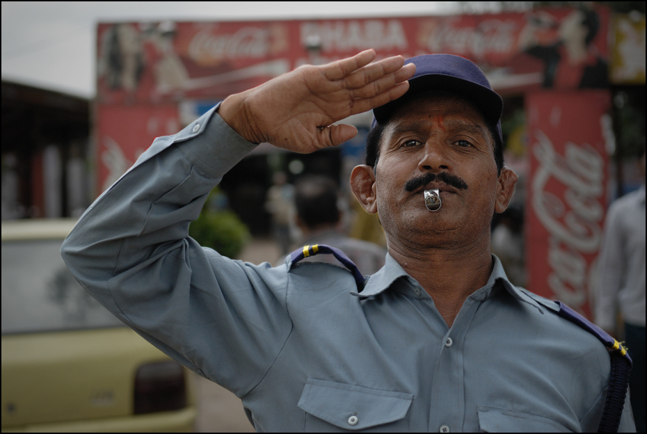  Strażnik Portret Nikon D200 Zoom-Nikkor 80-200mm f/2.8D Indie 0 człowiek osoba urzędnik zawód osoba wojskowa oficer wojskowy emeryt uśmiech profesjonalny