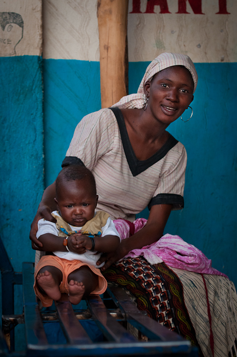  Matka dzieckiem Mali Nikon D300 AF-S Nikkor 70-200mm f/2.8G Budapeszt Bamako 0 ludzie niebieski kobieta dziecko osoba posiedzenie dziewczyna oko człowiek świątynia