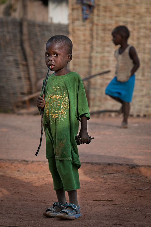  Dzieciaki Niokolo-Koby Senegal Nikon D300 AF-S Nikkor 70-200mm f/2.8G Budapeszt Bamako 0 ludzie Zielony dziecko osoba na stojąco dziewczyna człowiek świątynia ludzkie zachowanie zabawa