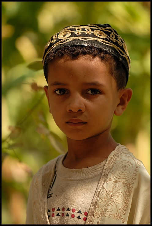  Muzułmański chłopiec Tunezja 0 Nikon D200 AF-S Micro-Nikkor 105mm f/2.8G IF-ED Twarz głowa dziecko fryzura oko czoło dziewczyna chłopak policzek świątynia