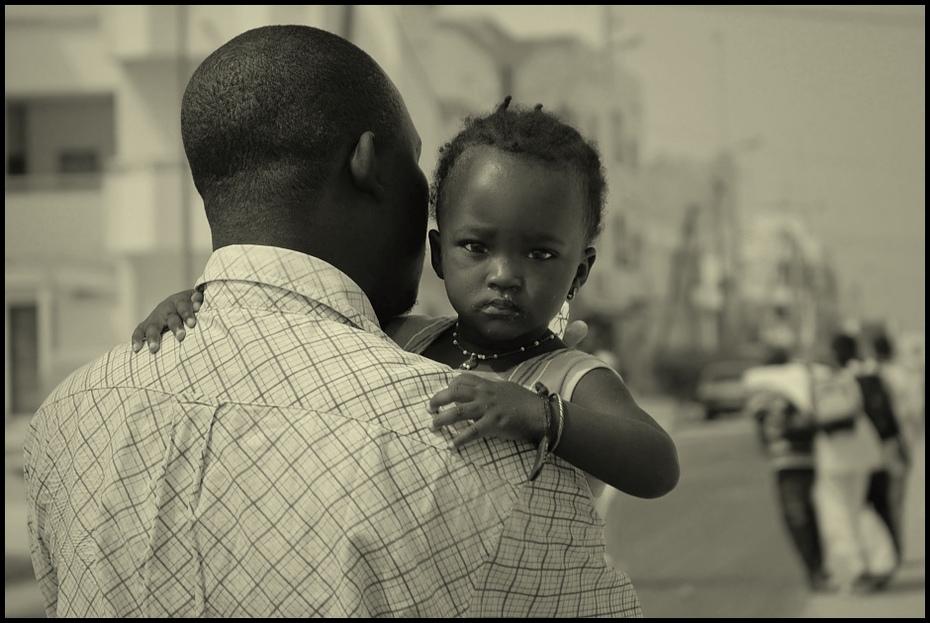  objęciach Dakar Nikon D200 AF-S Zoom-Nikkor 18-70mm f/3.5-4.5G IF-ED Senegal 0 ludzie fotografia biały czarny osoba człowiek dziecko czarny i biały męski