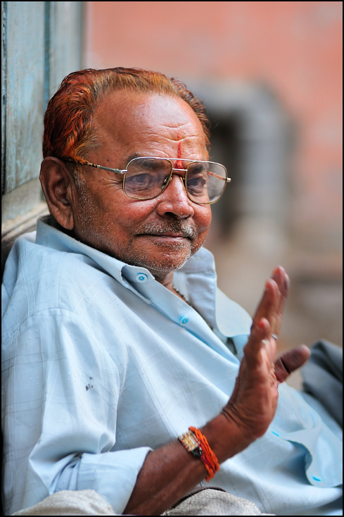  Pozdrowienia Portret Nikon D300 Zoom-Nikkor 80-200mm f/2.8D Indie 0 osoba emeryt okulary pielęgnacja wzroku człowiek starszy ludzkie zachowanie dłoń profesjonalny zawód