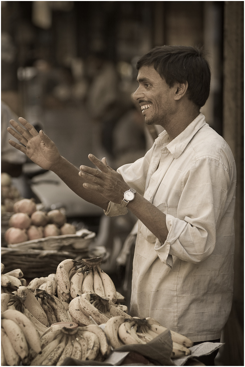  Sprzedawca bananów Portret indie, sprzedawca Nikon D300 Zoom-Nikkor 80-200mm f/2.8D Indie 0 fotografia ludzkie zachowanie człowiek dłoń portret uśmiech dziewczyna czarny i biały stylowe ubrania