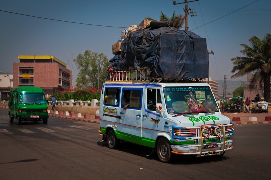  Zapakowany bus Mali Nikon D300 AF-S Zoom-Nikkor 17-55mm f/2.8G IF-ED Budapeszt Bamako 0 pojazd silnikowy transport pojazd rodzaj transportu samochód obszar Metropolitalny pojazd użytkowy pojazd ratowniczy ciężarówka nagły wypadek