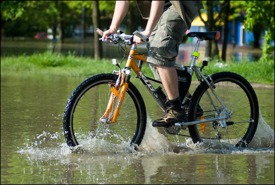  Przejazd przez zalany teren Powódź 0 Wrocław Nikon D200 Zoom-Nikkor 80-200mm f/2.8D rower rower drogowy woda sport rowerowy rower górski Jazda rowerem kolarstwo szosowe rower crossowy koło od roweru wyścigi rowerowe