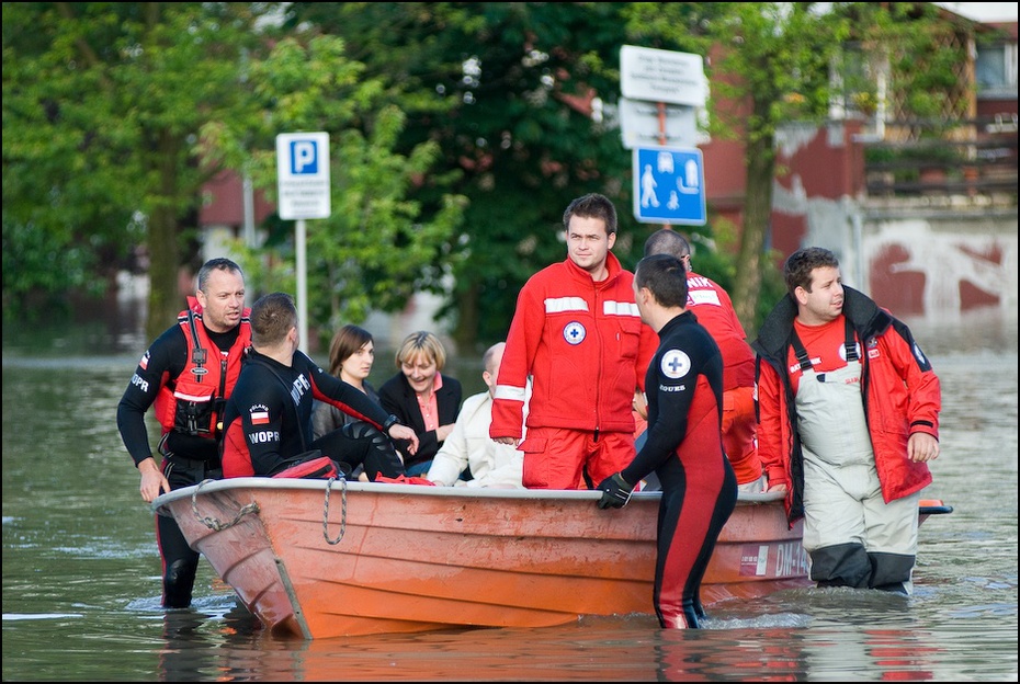  Ewakuacja Powódź 0 Wrocław Nikon D200 Zoom-Nikkor 80-200mm f/2.8D woda transport wodny arteria wodna pojazd łódź żeglarstwo załoga rekreacja zespół wioślarstwo na wodzie