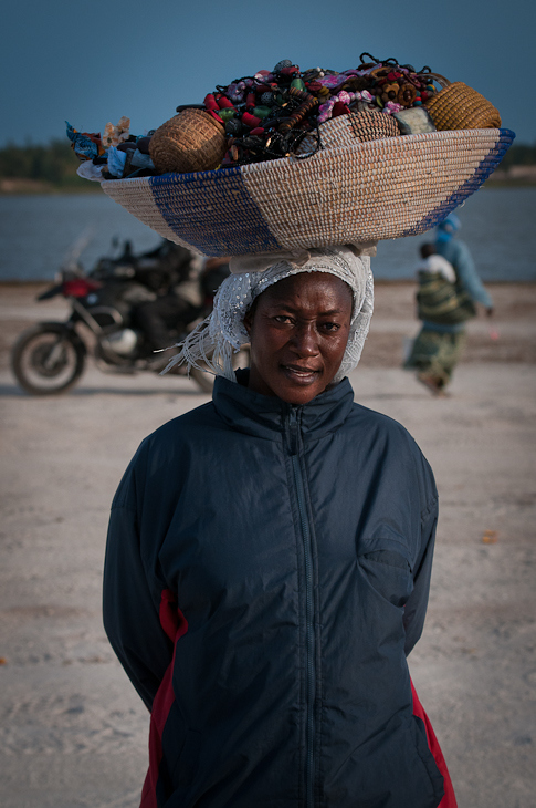  Sprzedawczyni Senegal Nikon D300 AF-S Nikkor 70-200mm f/2.8G Budapeszt Bamako 0 modne dodatki nakrycie głowy zabawa człowiek świątynia tradycja uśmiech wakacje kapelusz dziewczyna