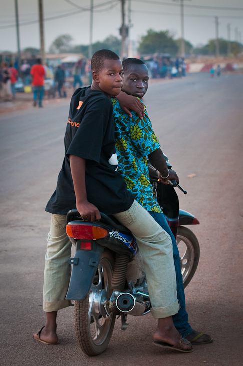  Chłopcy motorze Mali Nikon D300 AF-S Nikkor 70-200mm f/2.8G Budapeszt Bamako 0 pojazd lądowy samochód pojazd rower migawka dziewczyna interakcja Wyposażenie sportowe motocykl rekreacja