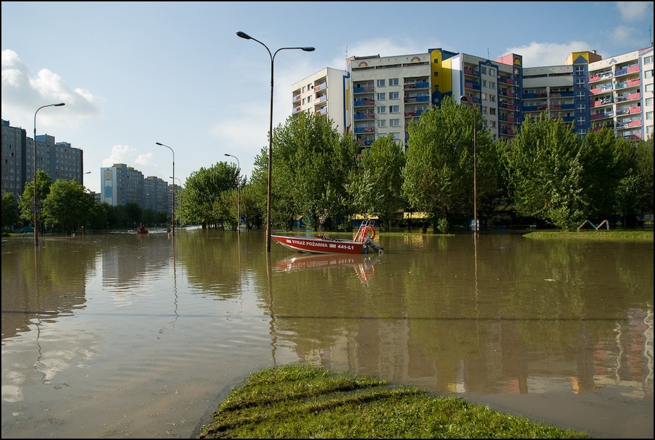  Osiedle Kozanów Powódź 0 Wrocław Nikon D200 AF-S Zoom-Nikkor 17-55mm f/2.8G IF-ED woda odbicie zbiornik wodny rzeka arteria wodna Miasto powódź Bank drzewo wieżowiec