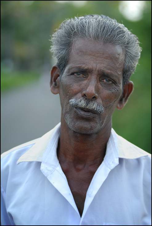  Mężczyzna Kerali Portret Nikon D200 Zoom-Nikkor 80-200mm f/2.8D Indie 0 człowiek Twarz osoba emeryt męski oko portret uśmiech starszy