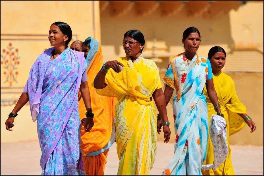  Kobiety Ulice Nikon D300 Zoom-Nikkor 80-200mm f/2.8D Indie 0 niebieski żółty sari młodość tradycja zabawa świątynia dziewczyna wydajność materiał