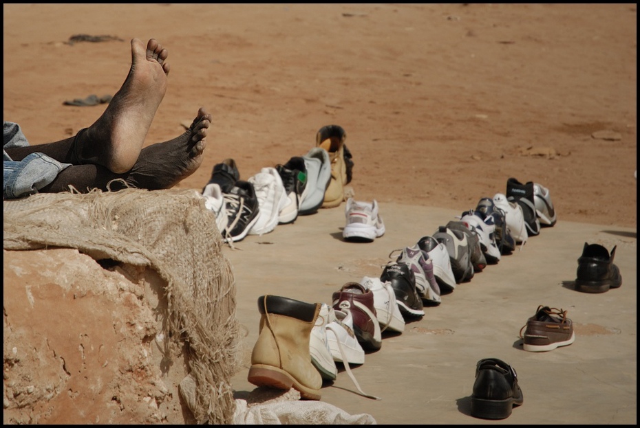  Sprzedawca butów Dakar Nikon D200 AF-S Zoom-Nikkor 18-70mm f/3.5-4.5G IF-ED Senegal 0 piasek wielbłąd świątynia wielbłąd jak ssak krajobraz