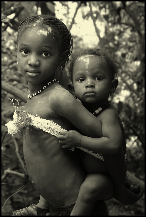  Dzieci buszu Ludzie Nikon D200 AF-S Zoom-Nikkor 18-70mm f/3.5-4.5G IF-ED Senegal 0 fotografia osoba dziecko czarny i biały dziewczyna emocja oko człowiek fotografia monochromatyczna