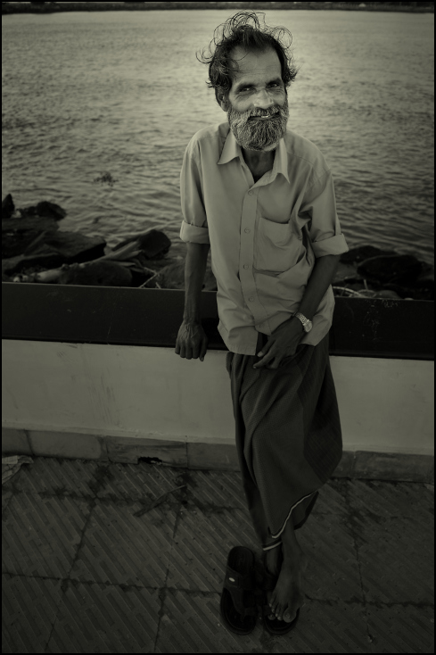  Brodacz Portret Nikon D300 AF-S Zoom-Nikkor 17-55mm f/2.8G IF-ED Indie 0 biały fotografia czarny człowiek woda osoba czarny i biały na stojąco okulary pielęgnacja wzroku
