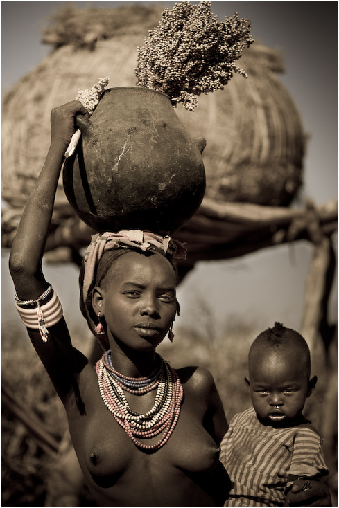  Kobieta Dassanech Ludzie wioska dassanech, etiopia, ethiopia Nikon D300 AF-S Micro Nikkor 60mm f/2.8G Etiopia 0 ludzie plemię dziecko ludzkie zachowanie człowiek dziewczyna świątynia uśmiech szczęście czarny i biały