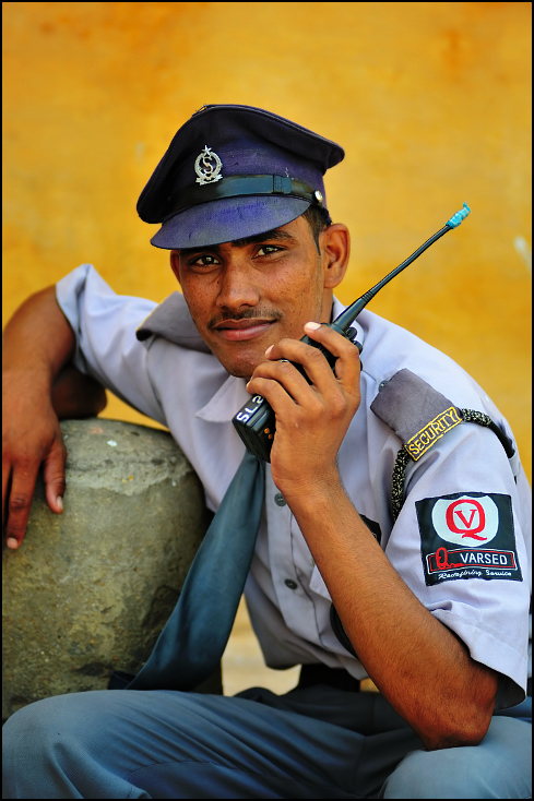  Strażnik Portret Nikon D300 Zoom-Nikkor 80-200mm f/2.8D Indie 0 zawód oficer wojskowy urzędnik nakrycie głowy osoba wojskowa mundur policjant personel