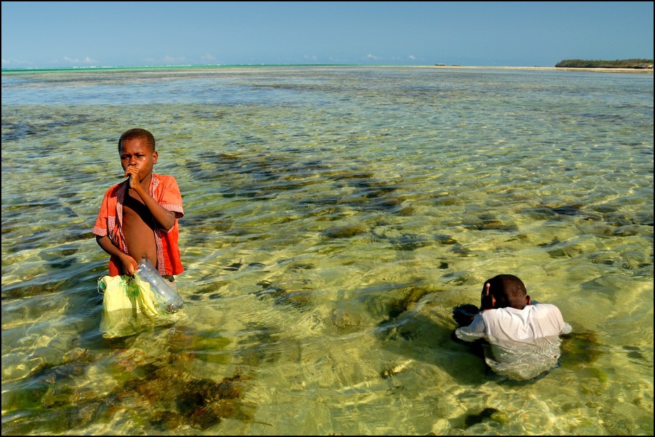  Dzieci zbierające małże Zanzibar 0 Nikon D200 AF-S Zoom-Nikkor 18-70mm f/3.5-4.5G IF-ED morze woda zbiornik wodny plaża Wybrzeże wakacje ocean niebo piasek