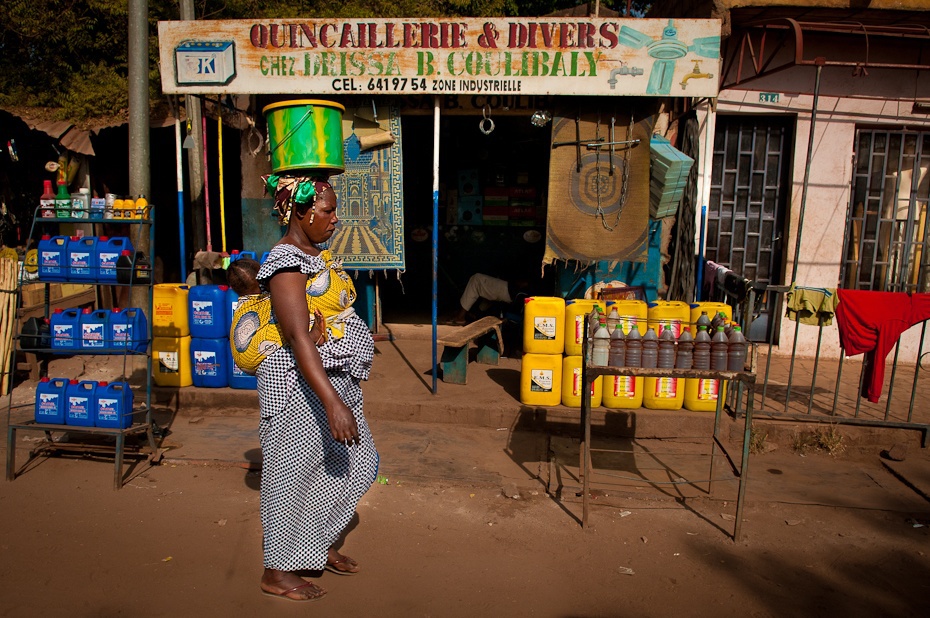  Kobieta przed sklepem olejami Mali Nikon D300 AF-S Zoom-Nikkor 17-55mm f/2.8G IF-ED Budapeszt Bamako 0 żółty ulica rekreacja sprzedawca