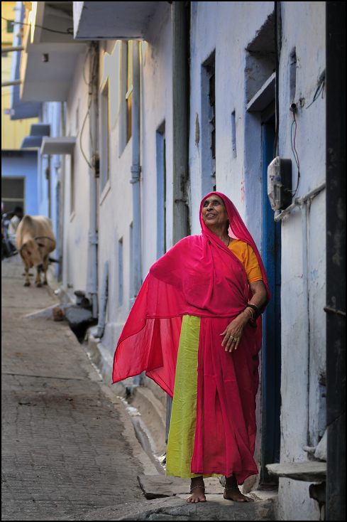  Kobieta Ulice Nikon D300 Zoom-Nikkor 80-200mm f/2.8D Indie 0 czerwony Droga infrastruktura ulica na stojąco świątynia odzież wierzchnia tradycja mnich okno
