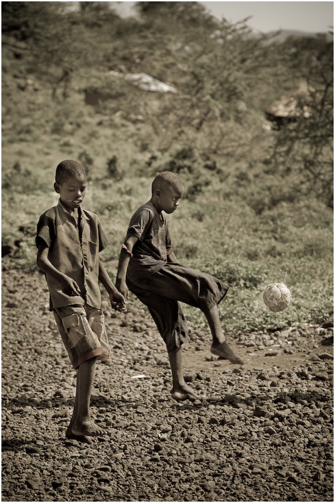  Chłopcy wioski NJemps Ludzie Nikon D300 AF-S Nikkor 70-200mm f/2.8G Kenia 0 fotografia człowiek gleba męski czarny i biały drzewo ludzkie zachowanie piasek obszar wiejski