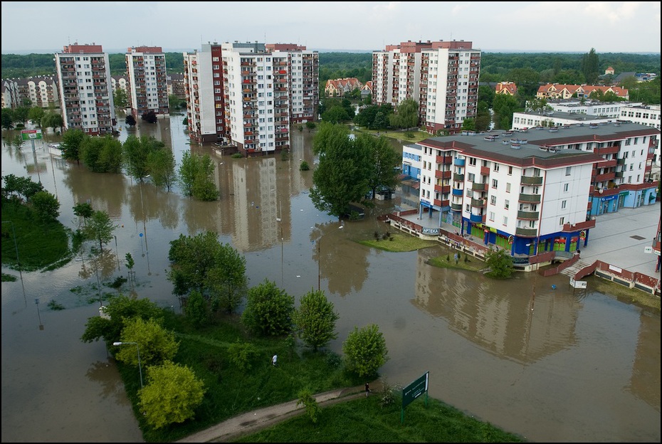  Osiedle Kozanów Powódź 0 Wrocław Nikon D200 AF-S Zoom-Nikkor 17-55mm f/2.8G IF-ED woda dzielnica powódź sąsiedztwo zastosowań mieszanych katastrofa odbicie klęska żywiołowa Miasto obszar Metropolitalny