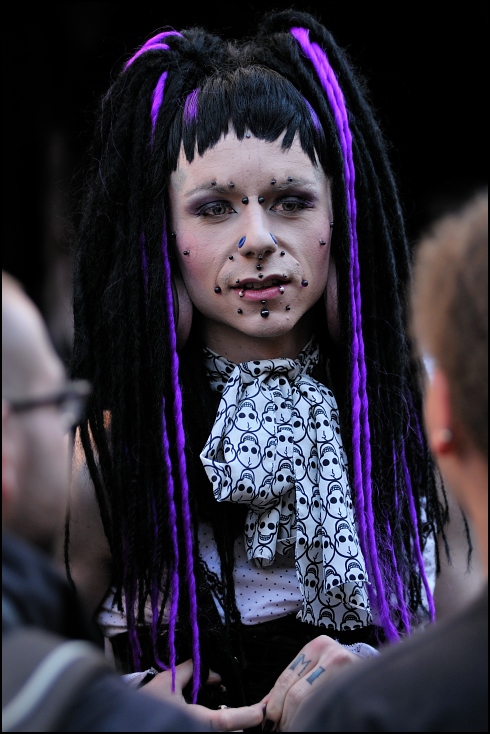  Pure Mind Castle Party 0 Bolków Nikon D300 Zoom-Nikkor 80-200mm f/2.8D fioletowy dziewczyna fryzura czarne włosy człowiek subkultura goth zabawa organ kostium uśmiech
