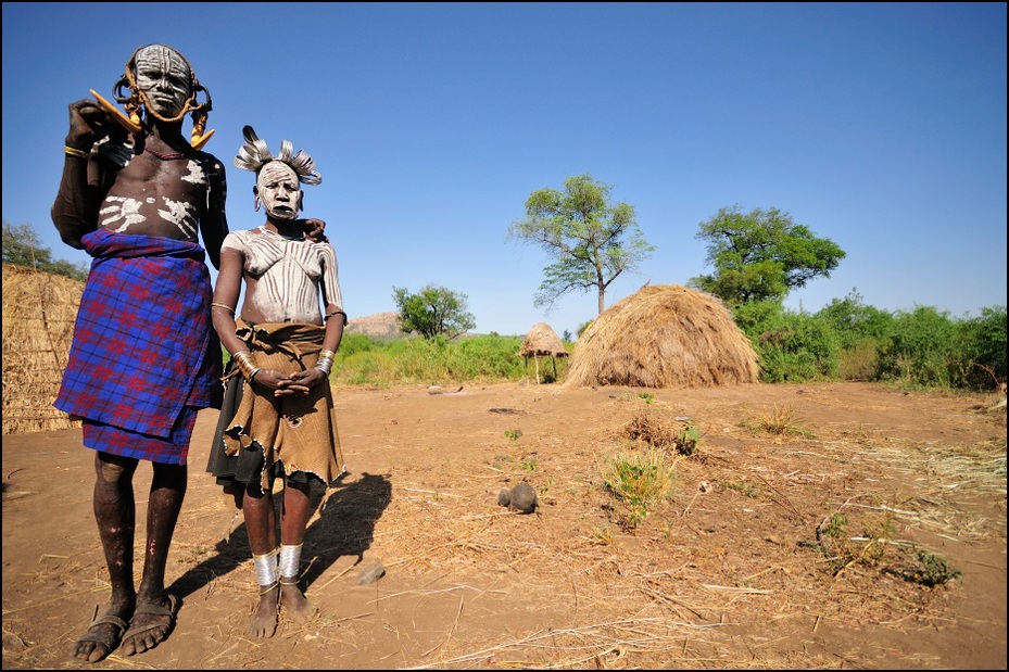  Para Mursi Ludzie Nikon D300 Sigma 10-20mm f/4-5.6 HSM Etiopia 0 ludzie niebo obszar wiejski gleba drzewo plemię roślina turystyka rolnictwo podróżować