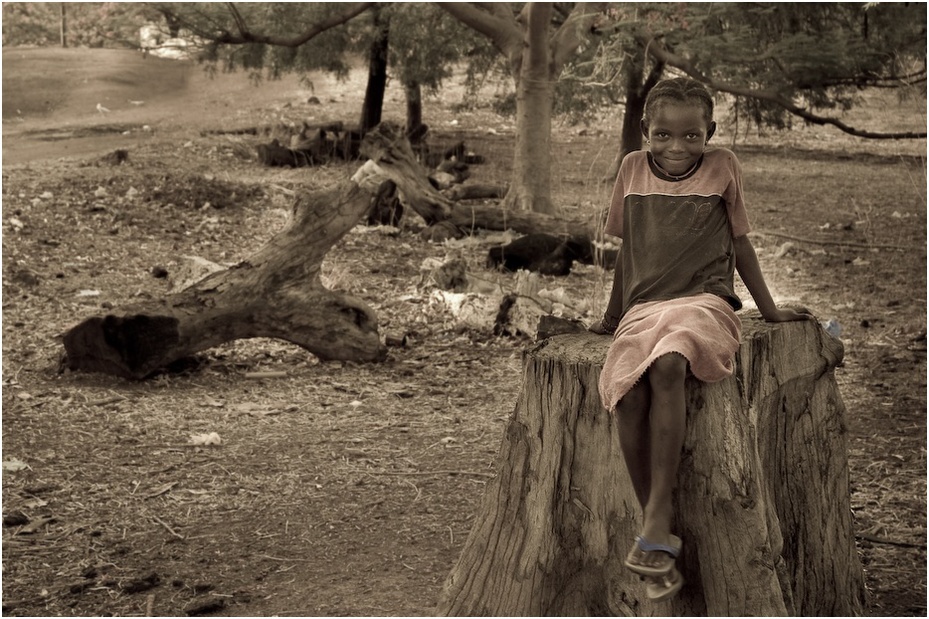  Dziewczynka Ludzie Nikon D200 AF-S Zoom-Nikkor 18-70mm f/3.5-4.5G IF-ED Senegal 0 drzewo roślina drzewiasta roślina czarny i biały drewno dziewczyna ludzkie zachowanie gleba krajobraz fotografia monochromatyczna