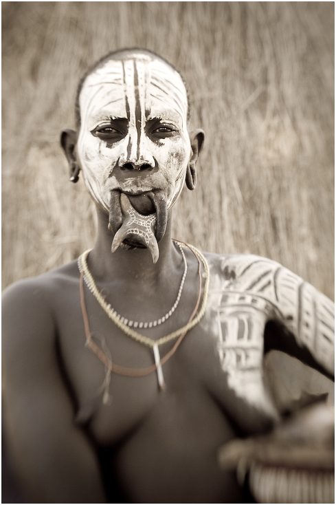  Kobieta Mursi Ludzie Nikon D300 Lensbaby Etiopia 0 głowa czarny i biały człowiek sztuka rzeźba szyja
