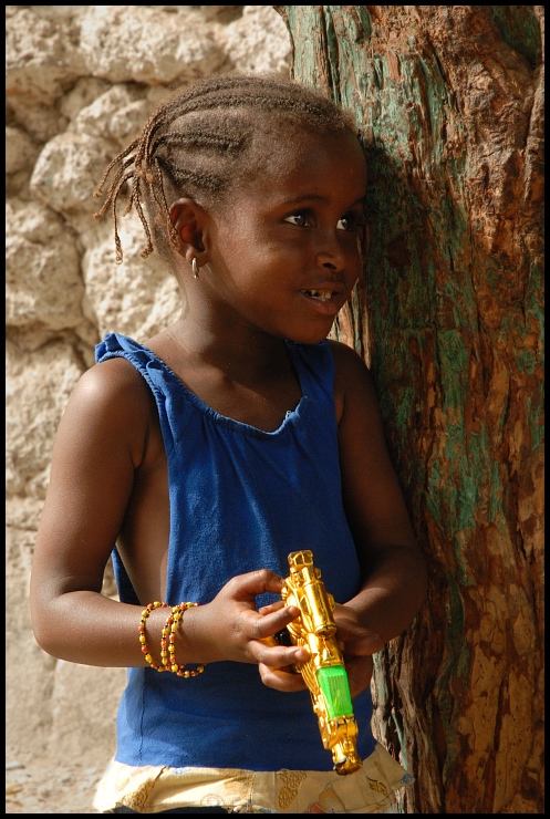  Dziewczynka pistoletem Dakar Nikon D200 AF-S Zoom-Nikkor 18-70mm f/3.5-4.5G IF-ED Senegal 0 dziewczyna oko plemię świątynia człowiek uśmiech dziecko