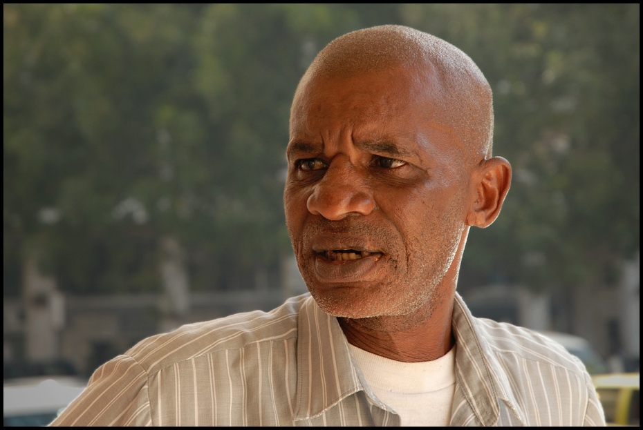  Uliczny sprzedawca Ludzie Nikon D200 AF-S Zoom-Nikkor 18-70mm f/3.5-4.5G IF-ED Senegal 0 osoba człowiek emeryt Broda starszy świątynia uśmiech portret zmarszczka
