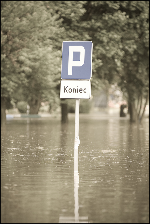  Koniec parkingu Powódź 0 Wrocław Nikon D200 Zoom-Nikkor 80-200mm f/2.8D woda odbicie znak oznakowanie niebo znak drogowy drzewo